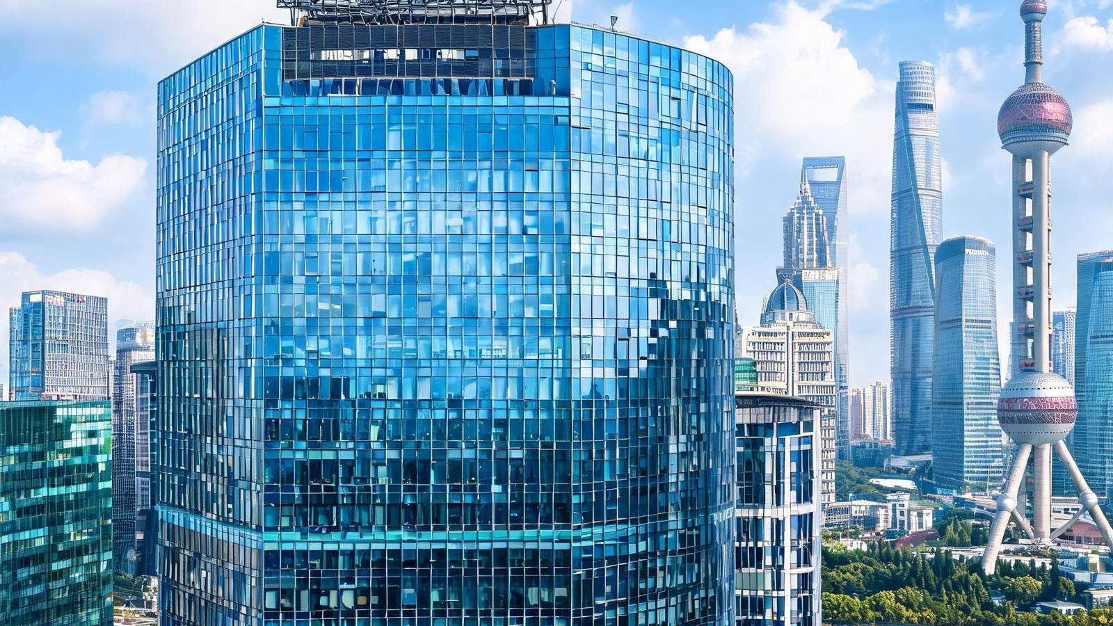 开云体育总部办公楼位于上海浦东新区，现代玻璃幕墙建筑
